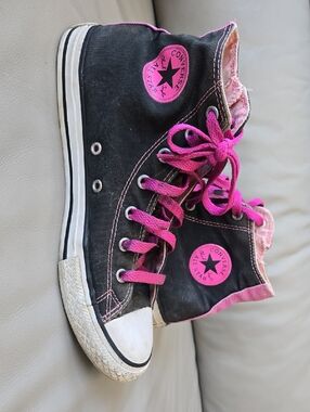 Converse Womens 7.5 Mens 5.5 EUR 38 HighTop Sneaker in Black w/Hot Pink Accents